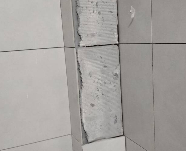 资源瓷砖空鼓维修公司分享下瓷砖施工前基层浇水润湿程度不足，可能导致以下问题
